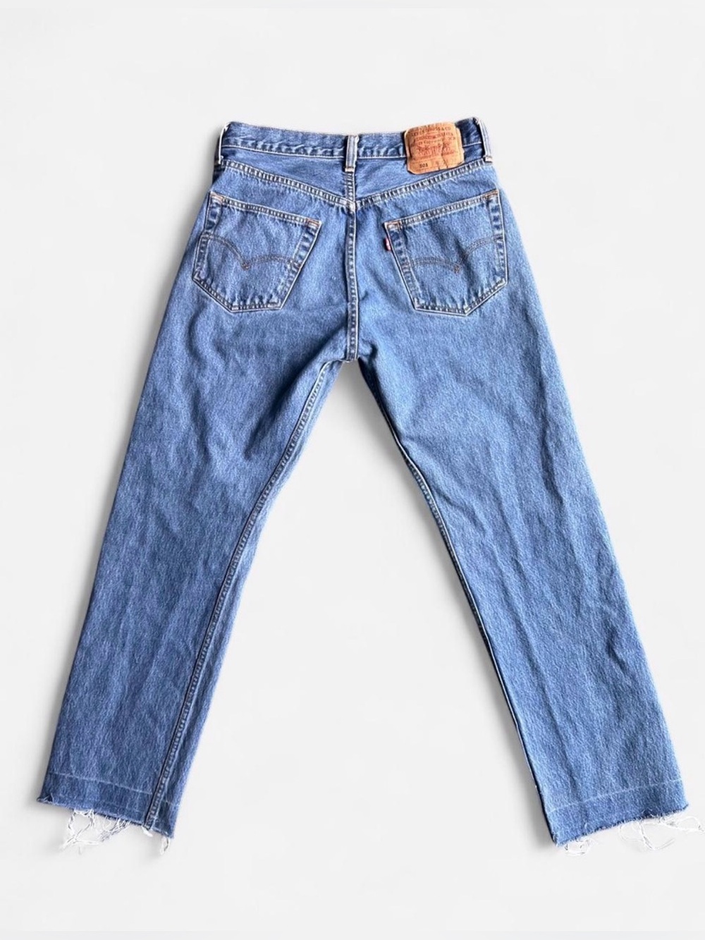 Vintage Levi's 501 button fly medium blue jeans Men’s 32x32 made in Hong Kong - Picture 3 of 9